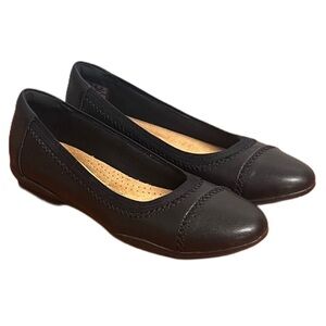 Women’s Clarks Sara Bay Black Leather Flat NIB Size 7
